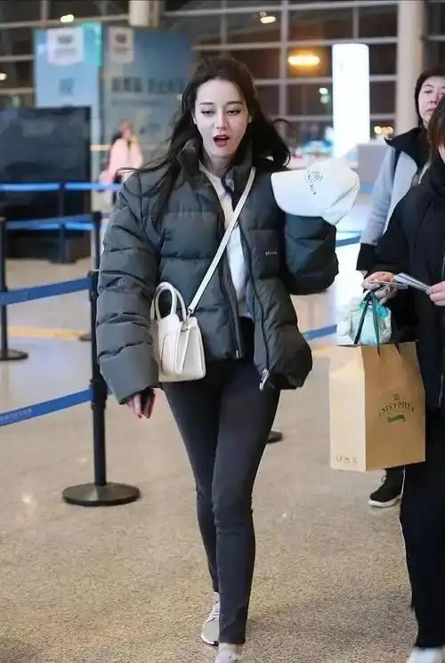 迪丽热巴穿灰色羽绒服低调现身网友穿这么土的衣服还这么美