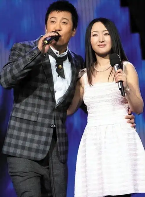 赖文峰娶小23岁娇妻杨钰莹多年被网暴退出乐坛只怪自己看错人
