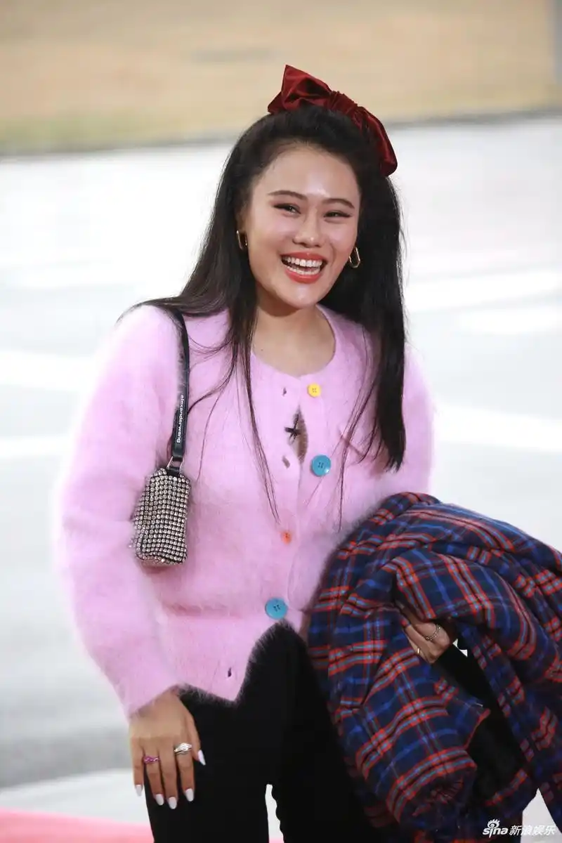 组图:袁娅维娇俏粉衣亮相笑眯眯 头戴蝴蝶结青春减龄似少女_高清图集