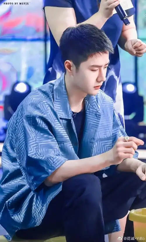 王一博的短发会留多久,一些天天向上里的短发造型[牛轰轰拥抱]跟在