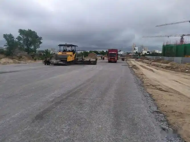 大板街西段市政道路铺设水稳层