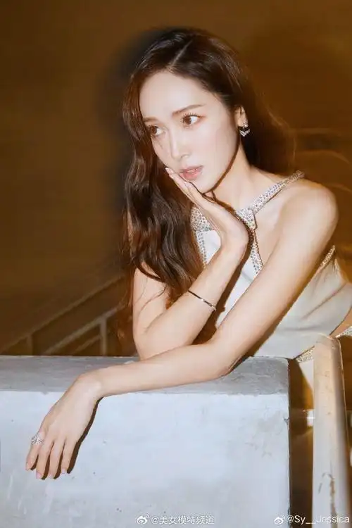 郑秀妍穿露腰装拍楼梯间大片妆容精致皮肤白皙身材好