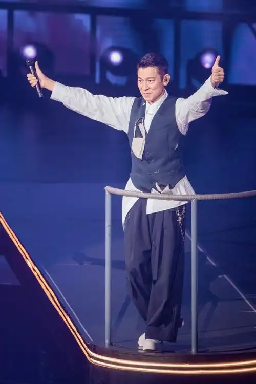 演唱会舞台上的刘德华.