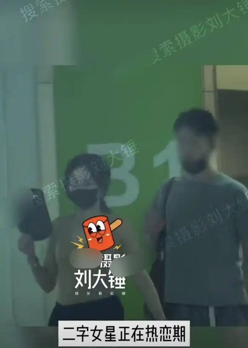 黄龄和男友手牵手逛街感情甜蜜身高差很萌