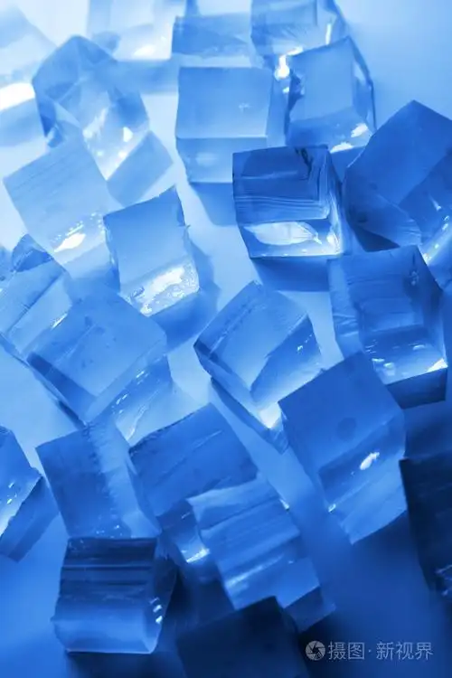 酷冰在蓝色的背景