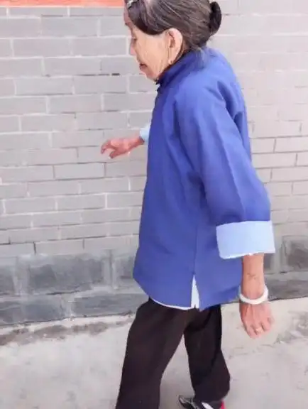 看到一位百岁的老奶奶,她就是三寸金莲,足部很小,但却不影响正常走路