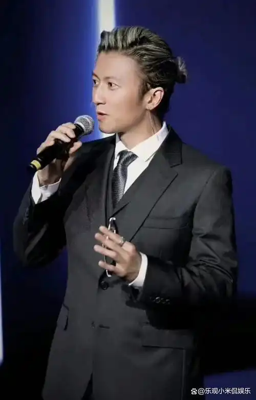 谢霆锋灰白头发亮相,独特的方式凸显,因王菲的爱情心情好人年轻