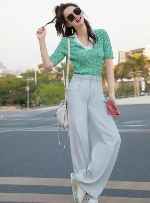 戚薇真时髦阔腿牛仔裤上搭绿色针织短袖高级感搭配时尚又减龄
