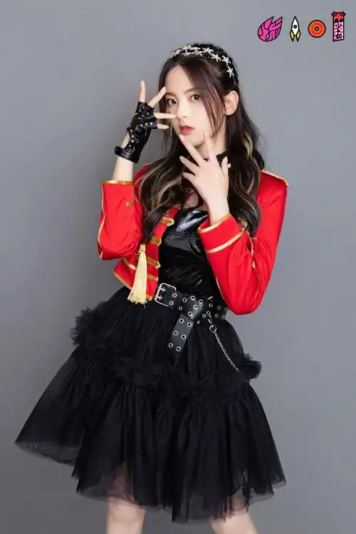 火箭少女解散前最后一次合体霸气火红军装风打歌服slay全场