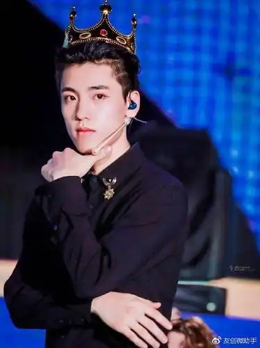 百分九成员戴皇冠,蔡徐坤可爱-王子异贵气,他像漫画王子!