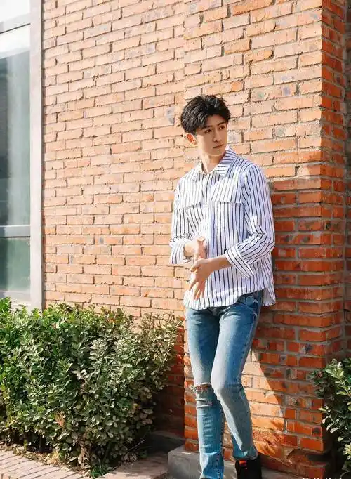 不过穿在张云龙身上依然是挡不住的清新感,他的身材非常高挑,所以完全