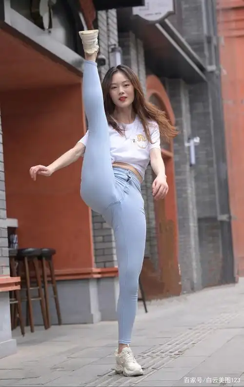 能随意来几个一字马的女孩