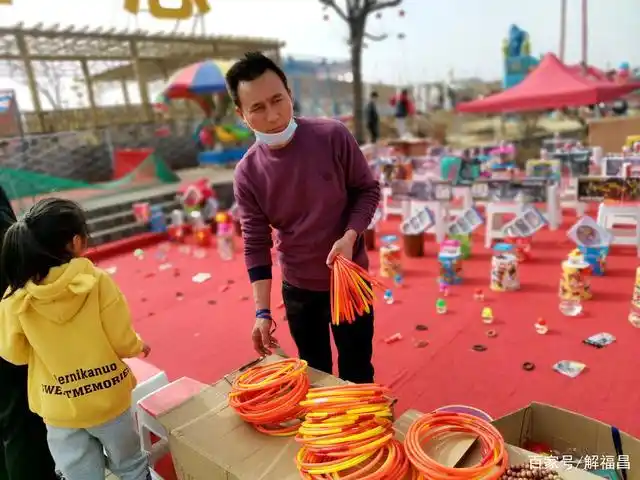 春节套圈,撒出去的是钱,套来的是快乐,挣钱的是摆摊者