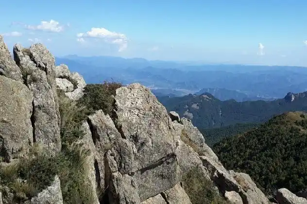 河北承德杜鹃峰在雾灵山仙人塔景区的鹿鸣谷内有一座山峰,拔地而起,峰
