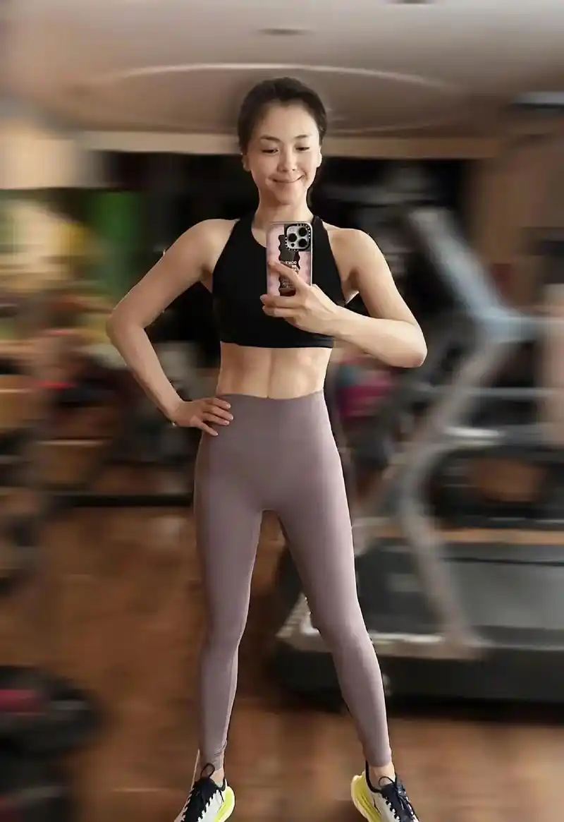 45岁的刘涛晒出健身照,看看这个状态怎么样? 成果真不错,肌 - 抖音