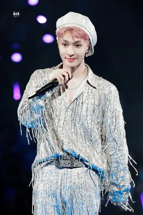 张艺兴演唱会boom舞台#贝雷帽77流苏衣服 这套绝美啊@张艺兴