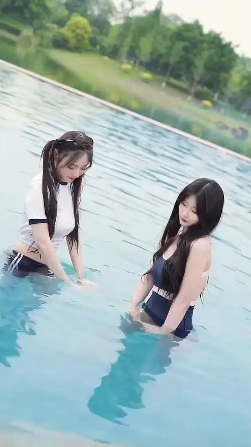 小姐姐泳装 泳池美女 泳池派对