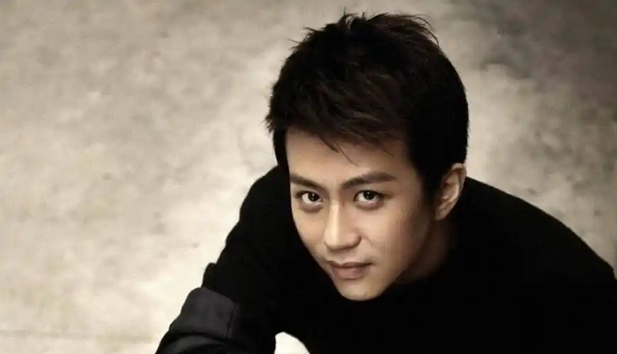 《甜蜜蜜》就给人留血了深刻的印象,后来邓超被人熟知就是在《跑男》