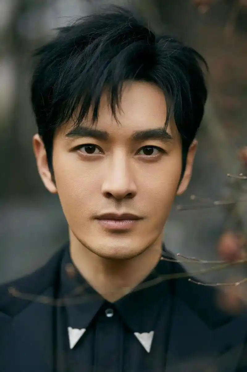 黄晓明.他的额头很饱满,说明年少时期家庭幸福.耳朵的轮廓分明 - 抖音