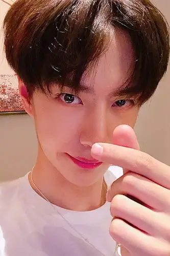 王一博将比心的手势放在镜头前,强势比心,很帅气.