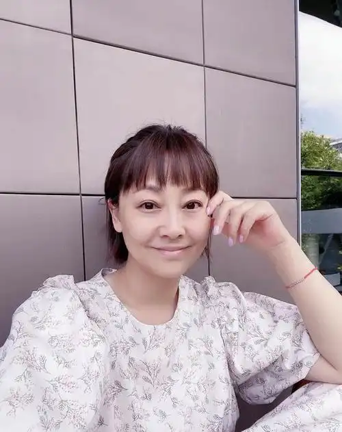 张卫健妻子晒近况!48岁发福明显,皮肤白到发光,流产后选择丁克