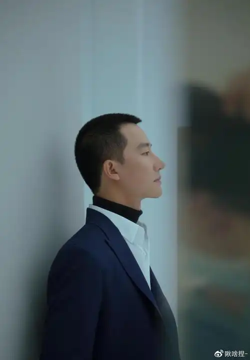 黄轩亮相《大戏看北京》,宣传热播的《山海情》,寸头牛仔很精神