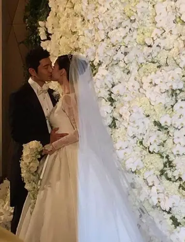 从黄晓明泪吻baby看明星婚礼谁吻最动人