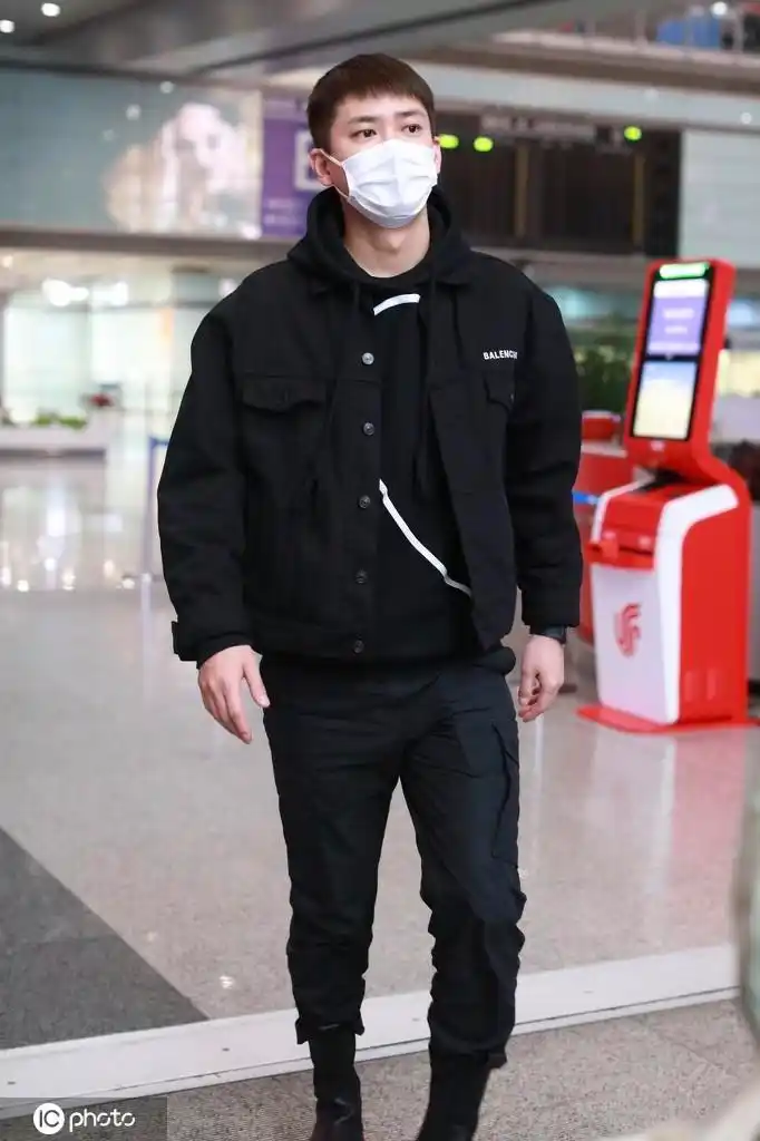 熊梓淇现身机场换新发型清爽帅气