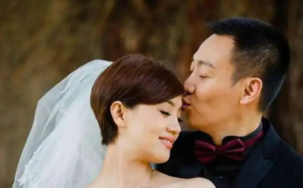 戏里戏外都是"好好先生",与妻子相伴26年,今女儿相貌遭吐槽!