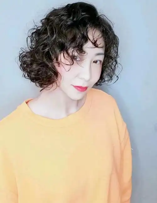上了年纪的女人,发量少要怎么烫?推荐这几款短烫发,时髦显年轻