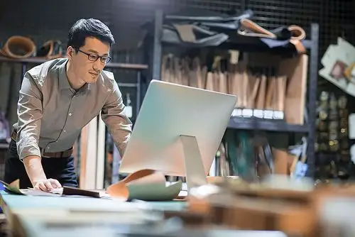 男青年,用电脑,工作室