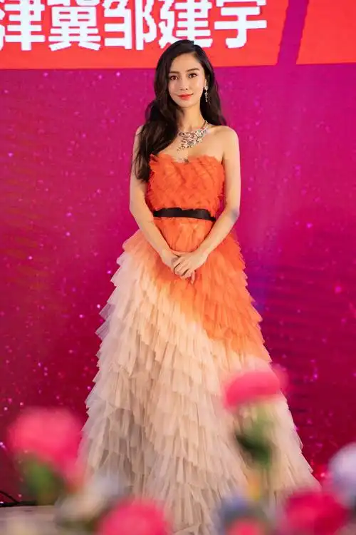 angelababy粉色渐变抹胸裙亮相活动 热烈与优雅相间