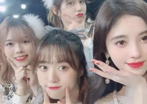 鞠婧祎晒闺蜜合照,全网都盯着左边女生看,看来千年美女该让位了