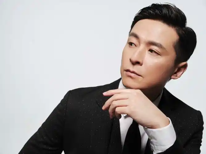 朱雨辰光影大片释出0202复古搭配尽显熟男魅力