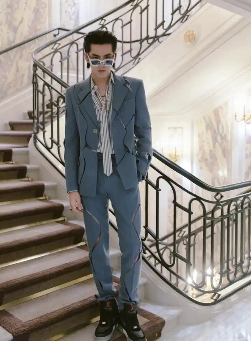 吴亦凡蓝色镂空西装太"型"了!配上大背头,路人看了都想尖叫