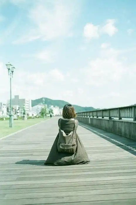 一个人在路上背影图片独自一人看大海图片2022已更新今日动态