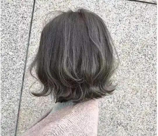 今年最流行的烫发发型发梢外翘