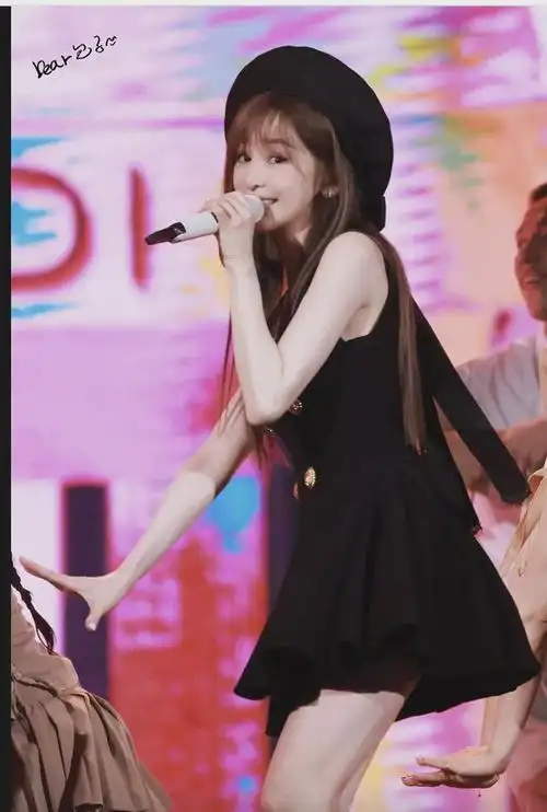 41岁王心凌现状大眼睛下雨天逛故宫网友争着给她撑伞