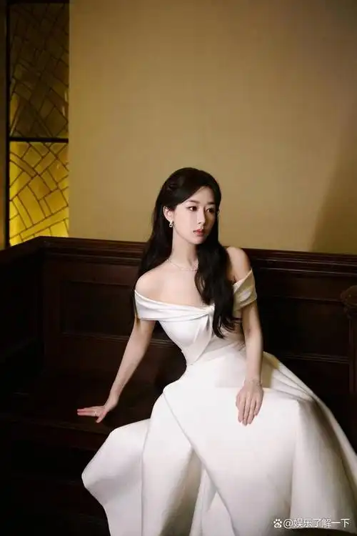 杨紫工作室为粉丝们带来了一组全新的写真照片,令人陶醉.