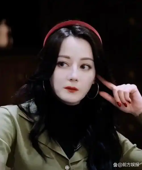 嘟嘴卖萌是迪丽热巴的天性了吧? 如同小猫在撒娇,温柔而娇羞.