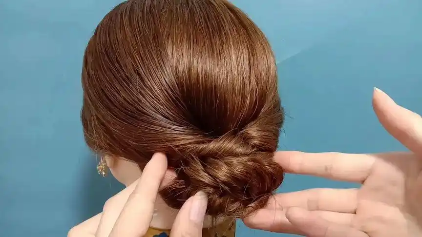 五十岁妈妈这样扎发,不仅减龄显年轻,手法也很简单好扎