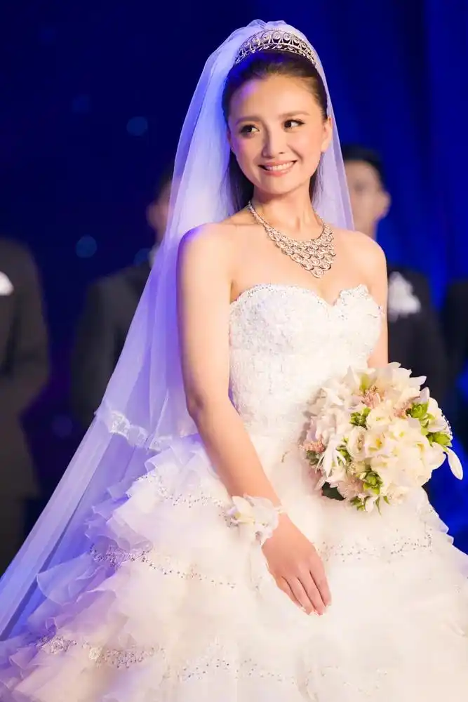 不知道什么时候,结婚那天的视频和照片都不见了,那台爸妈在炒股的电脑