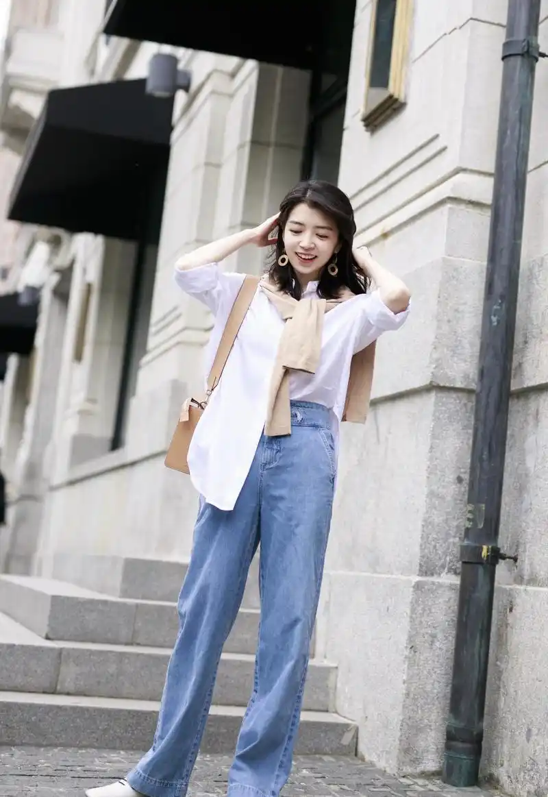 白色衬衫搭配牛仔裤竟格外极简高级,气质洋气又时髦,三木博主这身造型
