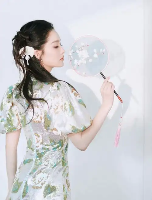 《庆余年2》超前巡映礼,新中式造型好温婉,尽显灵动婉约之态  #李沁新