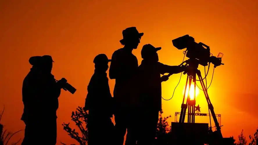 剧组的群演不够用了,大家转行去淘宝直播间做起"横店网红"