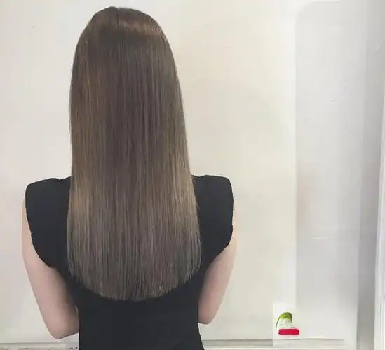 女神范长直发如果头发很多的话,烫直发可以选择高层次修剪,让发尾看