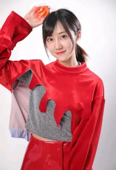 鞠婧祎前队友冯薪朵发言引争议,为过圣诞求变羊,网友:赶紧封杀