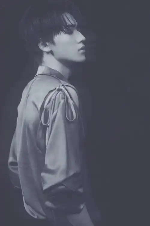 宋亚轩露肩衬衫大片好蛊好会这喉结和手臂线条我直接爱住