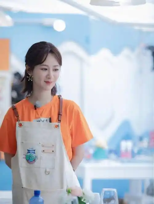 杨紫《中餐厅》穿搭开挂了,印花衬衫配阔腿裤丸子头,美得不敢认_整体