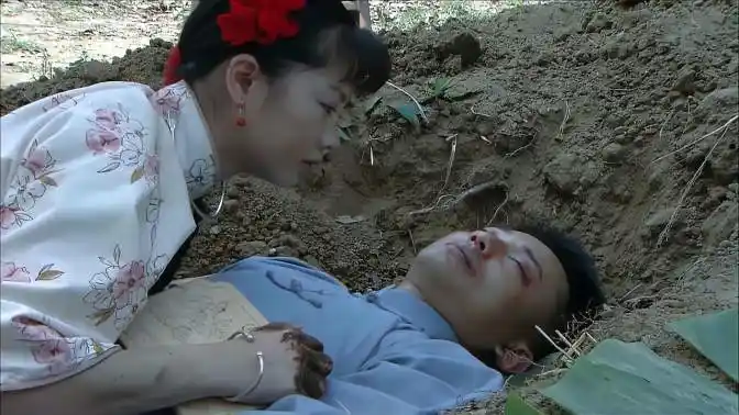 围屋里的桃花:春丫要给小木匠陪葬,亲娘看到眼前一幕怒扇她耳光